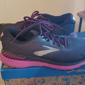 Women's Size 11 Brooks Sneakers